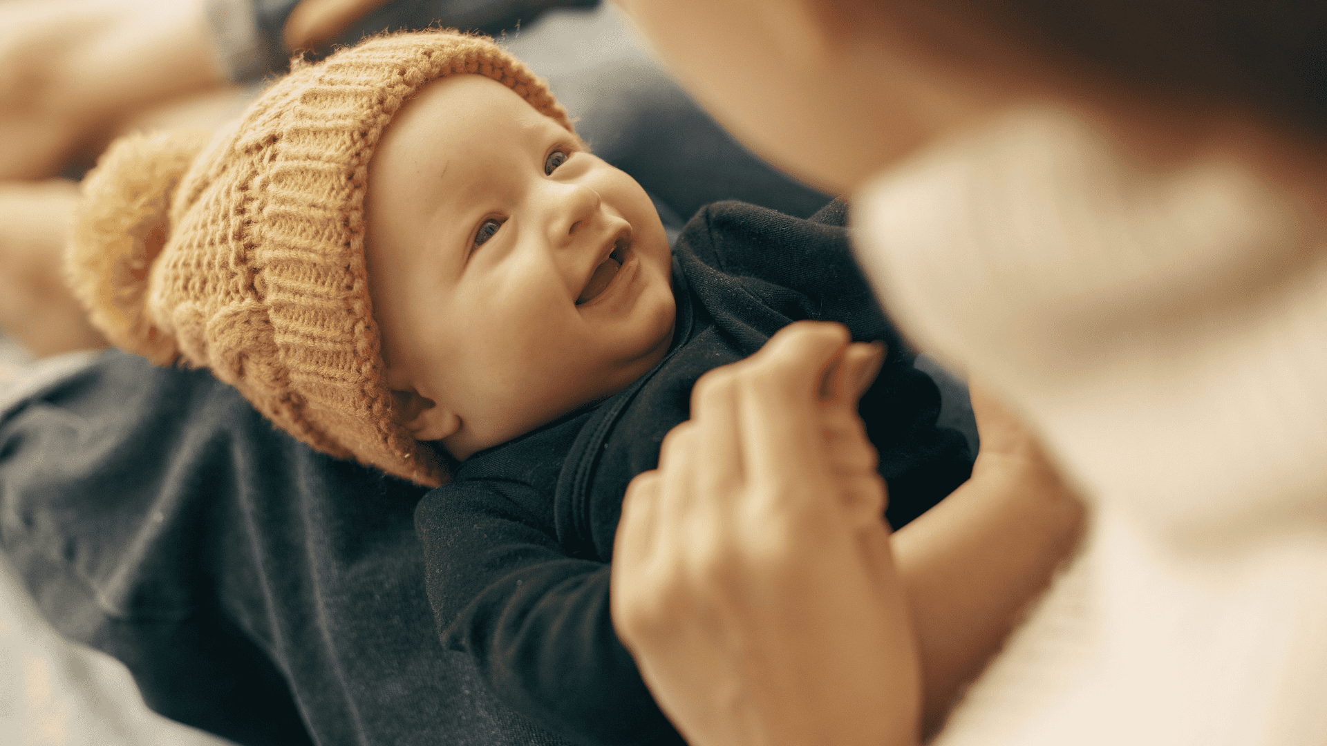 Baby mit Mütze