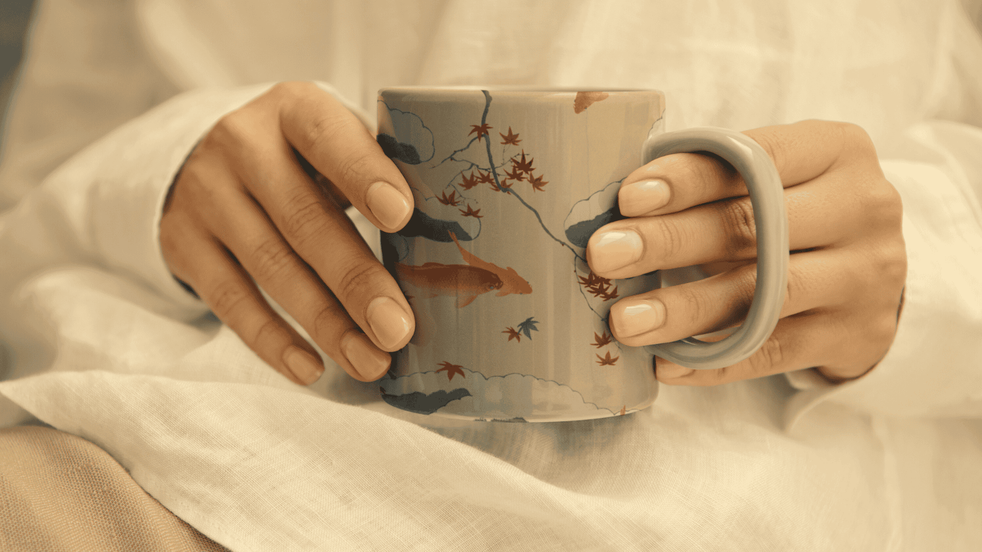 Tasse in zwei Händen